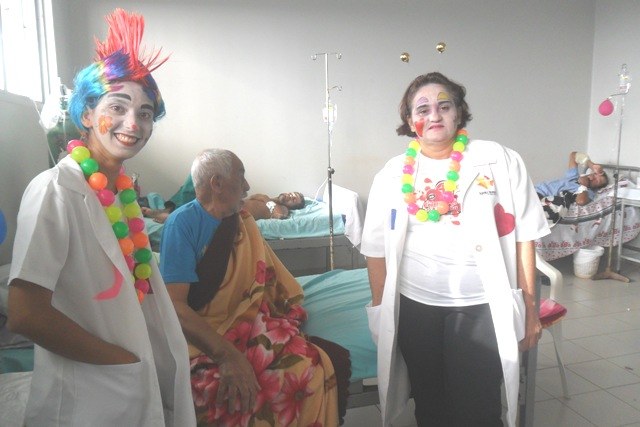Palhaços evangélicos levam alegria e esperança a pacientes do Hospital Regional