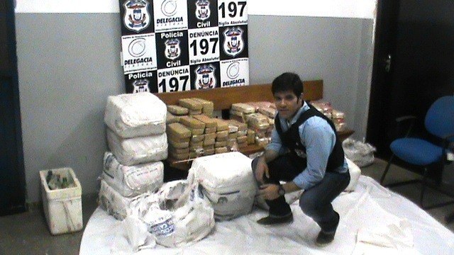 Em cidade vizinha, polícia troca tiros e apreende 350 kg drogas jogadas de avião