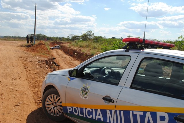 Homem bate em motociclista, tenta fugir e capota veículo em vala no Cristo Rei 