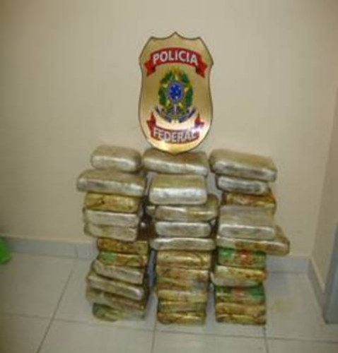 Após denúncia anônima, PF flagra caminhoneiro com 65 kg de drogas em Vilhena