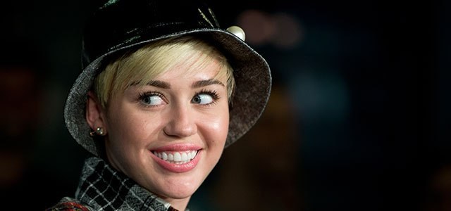 Miley Cyrus revela que prefere fumar maconha do que beber e elogia Bob Marley