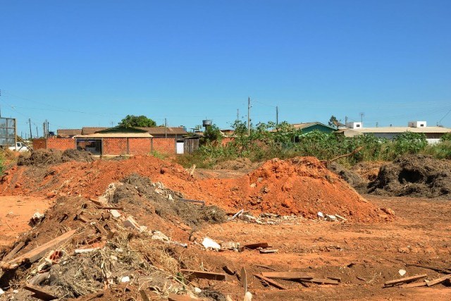 Semosp tampa cratera que ameaça casas em bairro da periferia de Vilhena
