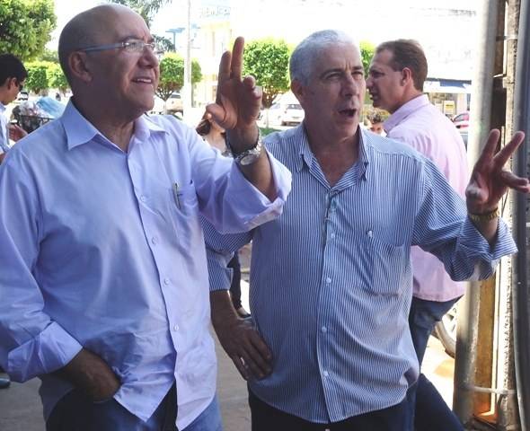 Prefeito de Cerejeiras aguarda Confúcio e tenta “empinar” popularidade com obra
