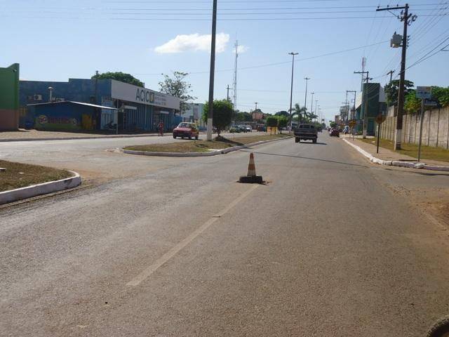 Cerejeiras: ninguém se responsabiliza por buraco na principal avenida da cidade