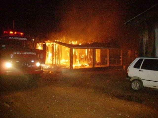 Vilhena: homem ateia fogo em casa e destrói pertences da ex e da filha de um ano