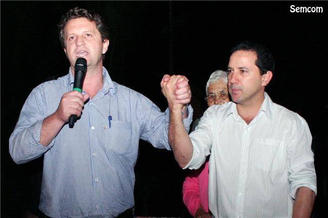 PREFEITO ASSINA ORDEM DE SERVIÇO DA FEIRA DO BNH
