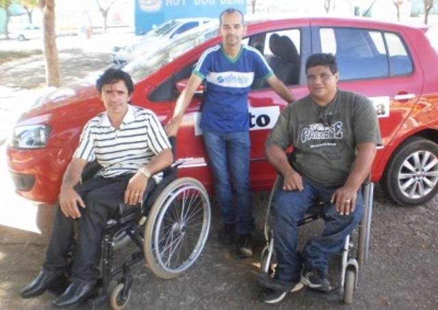 Auto-escola de Vilhena é pioneira em ajudar deficientes físicos a tirar CNH