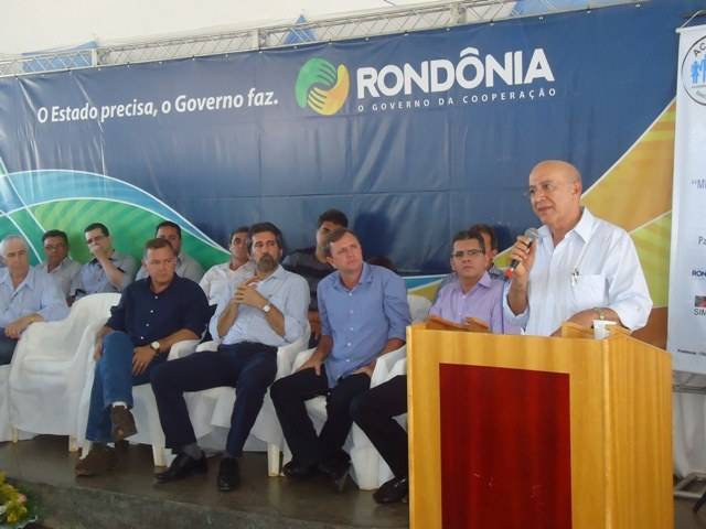 Confúcio comemora aniversário de Cerejeiras, inaugura banco e garante asfalto