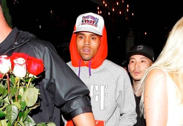 Chris Brown anuncia aposentadoria e fala sobre Rihanna no Twitter