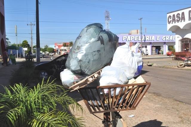 Comerciantes denunciam: caminhão de lixo não passa há quatro dias no centro