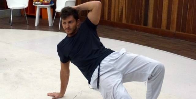 Klebber Toledo sensualiza nos ensaios do “Dança”