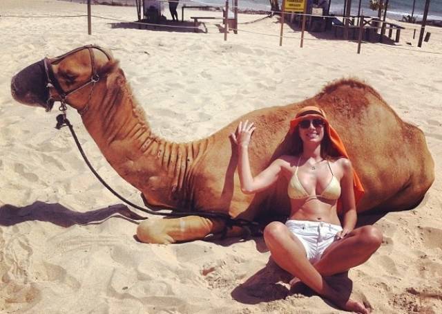 Miss Brasil posa com camelo em praia do Nordeste