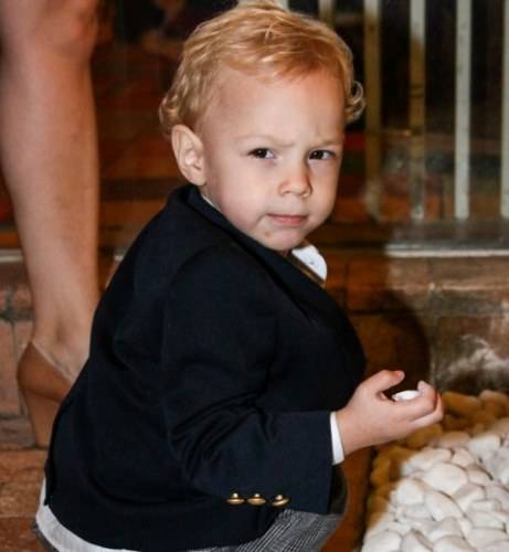 Filho de Neymar vai todo estiloso a evento com a mãe em São Paulo
