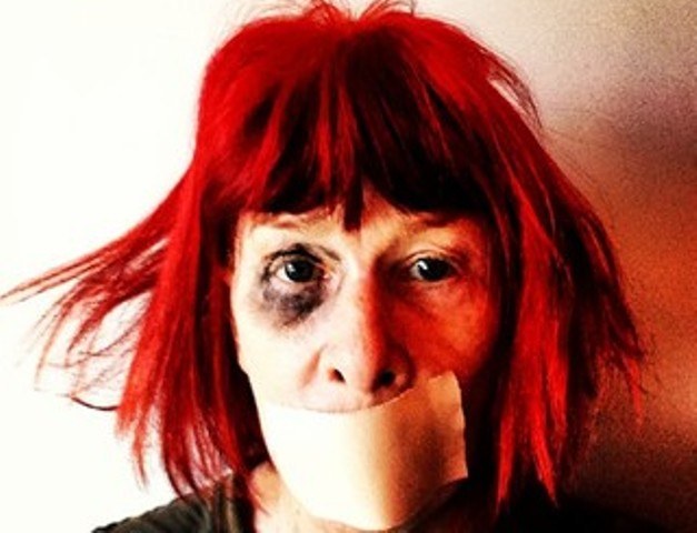 Rita Lee aparece amordaçada e de olho roxo em foto: "Twitter censurado"