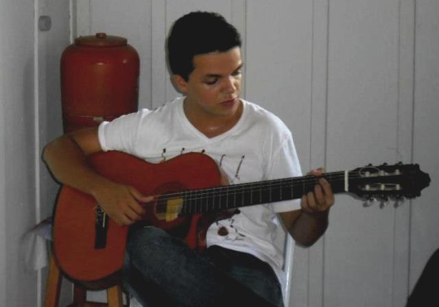Vilhena: Jefferson Lázaro canta MPB e Pop Rock hoje à noite na Cachaçaria