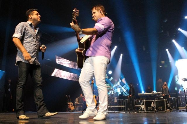 Curta nossa página na internet e ganhe ingressos para o show de Bruno e Marrone