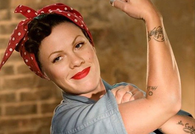 Em show, Pink pede outra mulher em casamento para ajudar fã