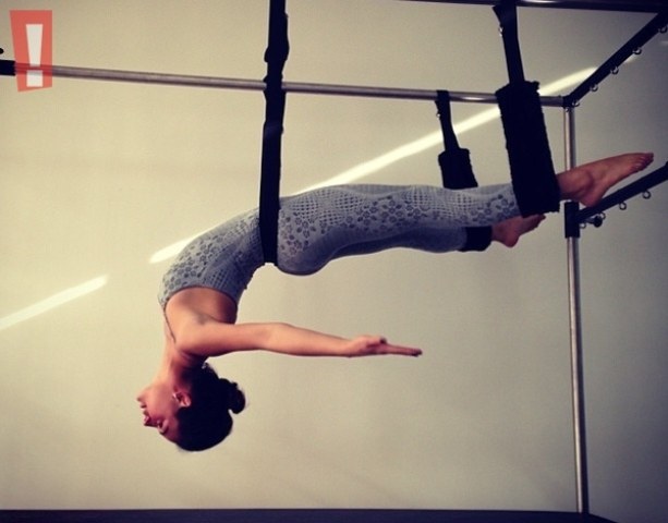 Uau! Isis Valverde mostra corpão em forma na aula de pilates