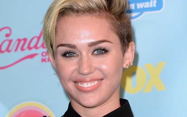 Miley Cyrus lidera parada britânica de singles pela 1ª vez