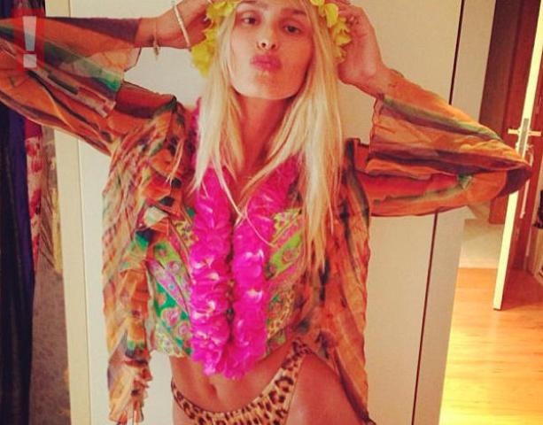  Yasmin Brunet posa com roupas antigas da mãe