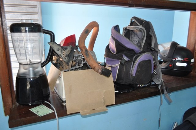 Flagrados com moto “depenada”, rapazes admitem receptação e tráfico de drogas