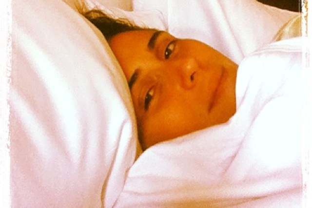 Giovanna Antonelli posa enrolada em cobertor: "Febre e dor de garganta"
