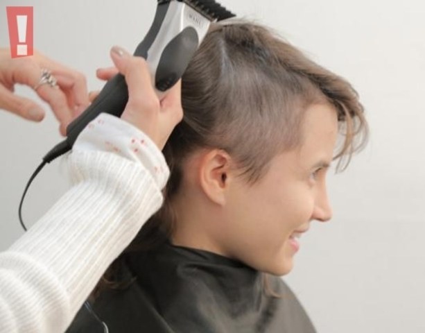 Atriz raspa o cabelo para viver personagem com câncer em série do GNT