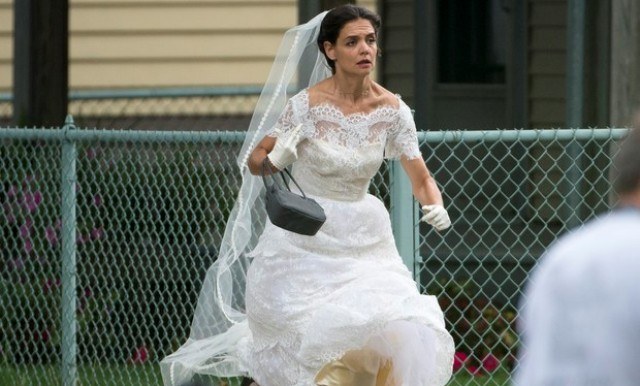  Vestida de noiva, Katie Holmes corre no set de seu novo filme 