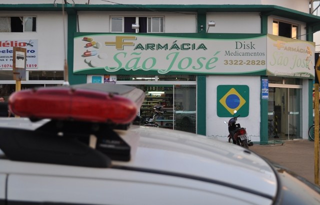 Homem armado rouba farmácia no bairro são José; câmeras filmam ação 