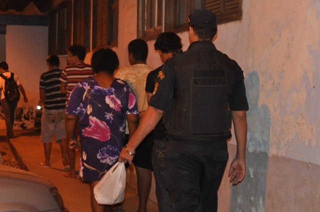 Polícia fecha “boca”, prende maior, flagra menores e encontra objetos roubados