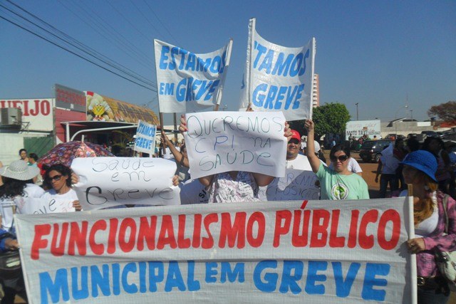 Servidores saem às ruas e prometem manter greve até que prefeito negocie