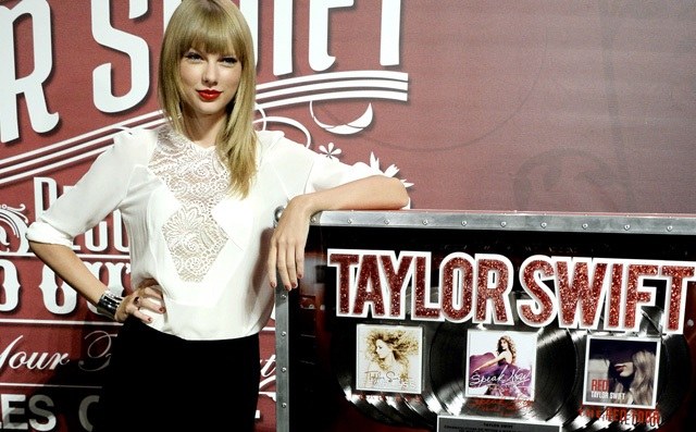 Taylor Swift bate recorde de público no Staples Center e recebe homenagem