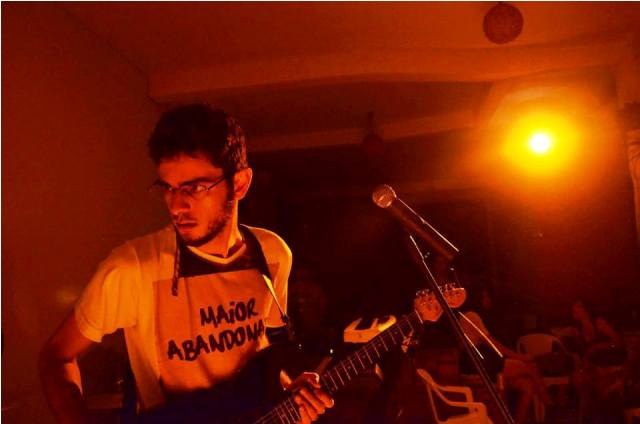 Sandro Vieira canta repertório Pop e Rock na Cachaçaria hoje à noite