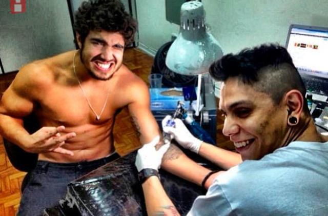 Caio Castro posa com careta ao fazer nova tatuagem: "Arrebenta"