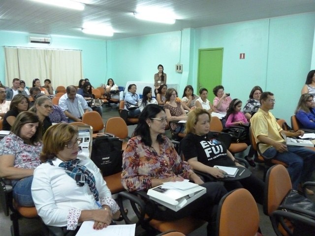 Professores recebem treinamento para usar lousa digital em escolas do Cone Sul