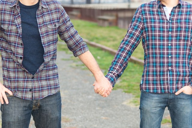 Mulher “joga verde” e marido assume romance gay com servidor municipal