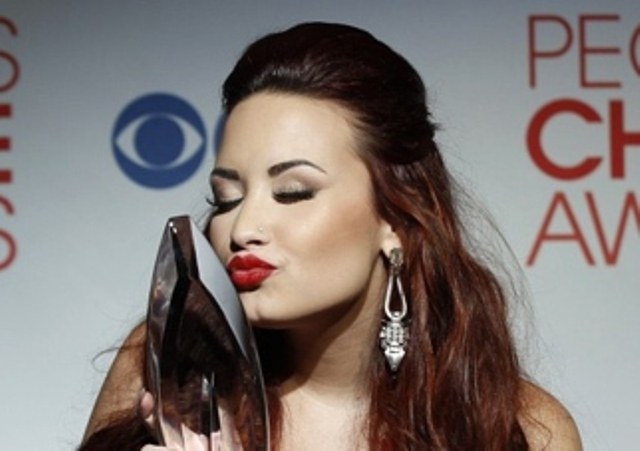 Demi Lovato terá romance lésbico com a personagem Santana de “Glee”