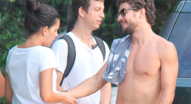Mariana Rios e Daniel de Oliveira aparecem juntinhos em set de filmagem