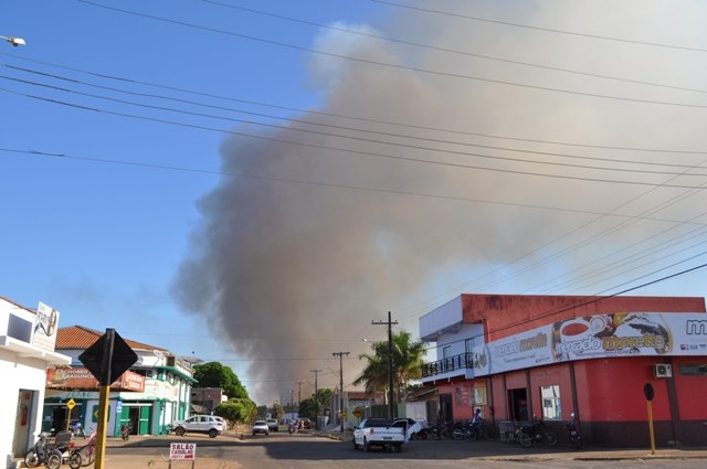 Incêndio ameaça setor de chácaras em Vilhena e fumaça já atinge a cidade