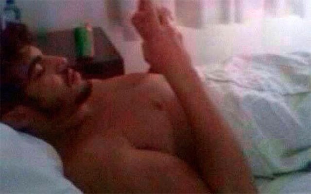 Pelado de novo? Fã divulga suposta foto de Caio Castro na cama