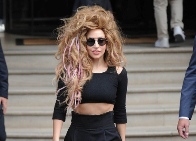Lady Gaga deixa hotel em Londres com penteado exótico
