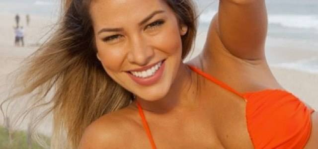 Ex-BBB Adriana reclama de