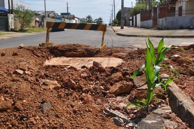 Moça cai de moto em buraco e moradores se revoltam com obra da prefeitura