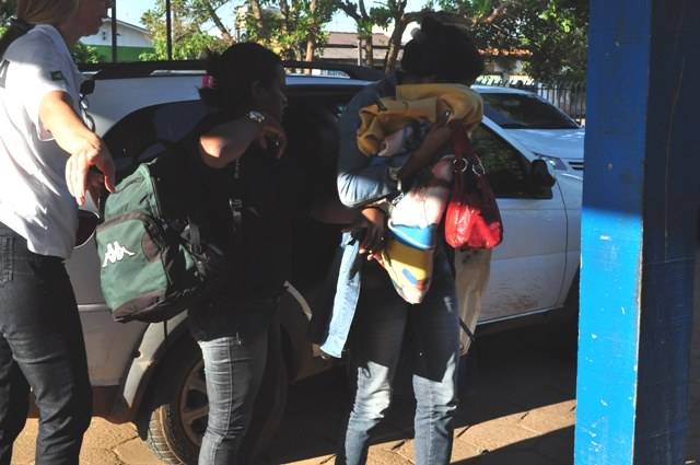 Polícia de Vilhena flagra homem e duas mulheres transportando drogas