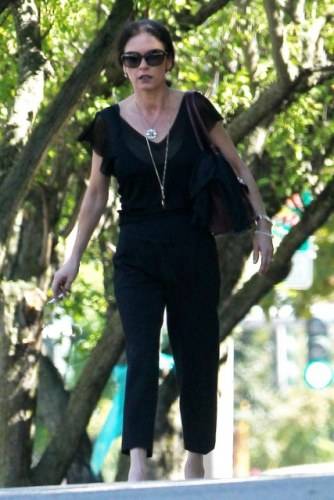Mais magra, Catherine Zeta-Jones vai a igreja após anúncio de separação