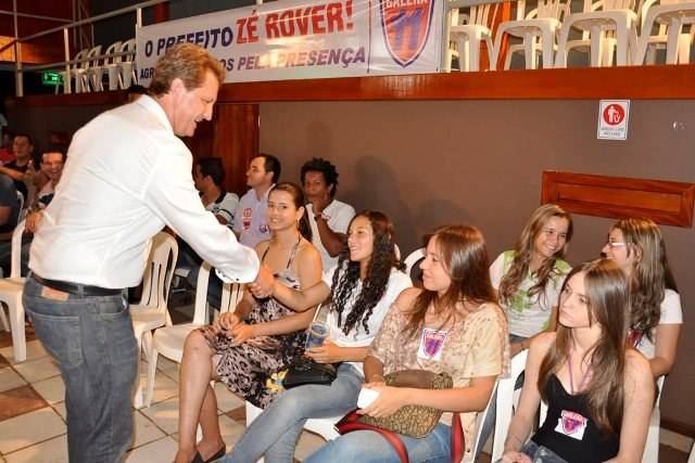 Pesquisa aponta Rover com 67% de aprovação e vereadora estreante em destaque