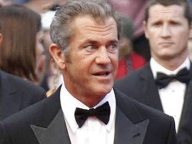 Mel Gibson surta com policiais após ser parado em blitz