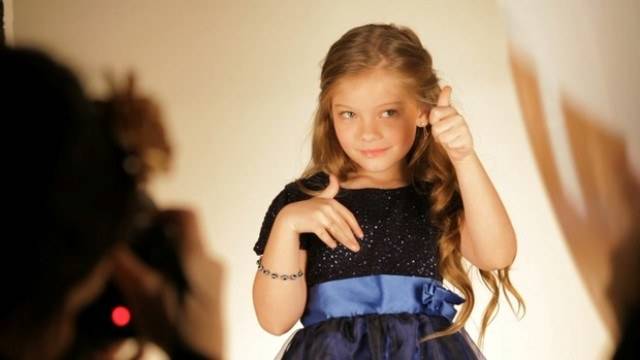 Sobrinha de Gisele Bündchen lança linha de joias com seu nome