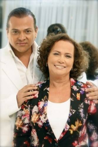 Mãe de Fenômeno segue exemplo do filho e volta usar cabelo encaracolado