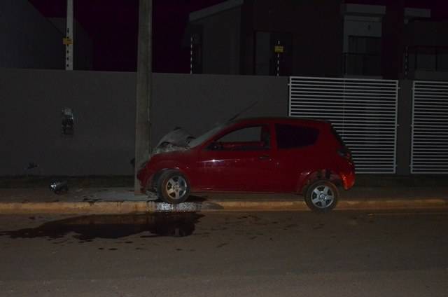Motorista “atropela” poste na Avenida Presidente Nasser e foge